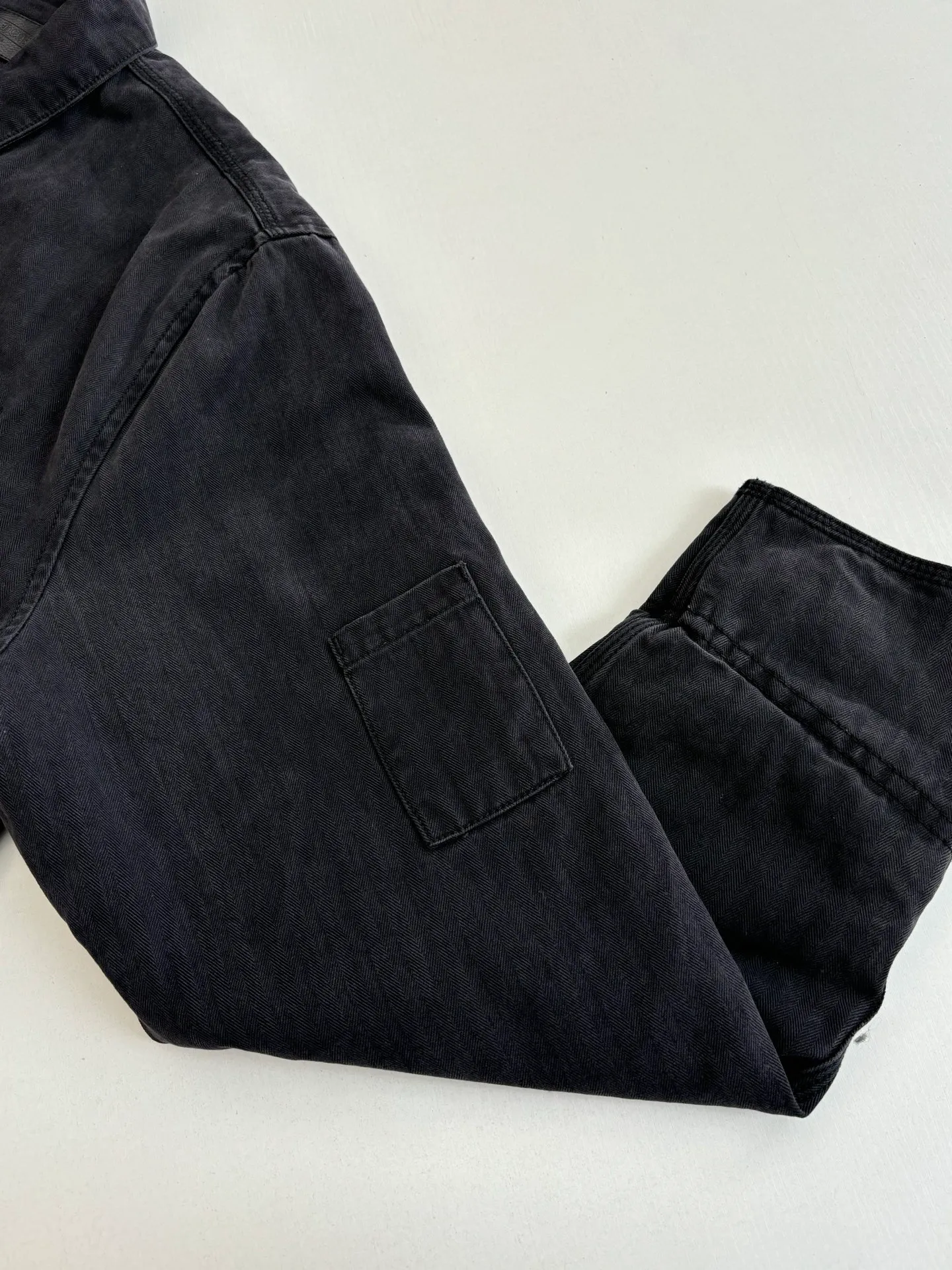 P790 Chrome Hearts*/Chrome Hearts 26Fw new herringbone pattern washed workwear cotton fabric. The main body fabric is made of pure cotton fabric with herringbone pattern woven according to YB. It has a three-dimensional crisp effect. The lining is made of jacquard pure cotton fabric. Minimum order. Ready-made garments are washed. Natural gray effect (Chehao garments stayed in the washing factory for a month and finally the effect was perfect). Due to the difficulty of washing, the scrap rate is extremely high and treasure the spot. The x neckline is cut and cut with genuine sheepskin film, and the molded hardware is aged and oxidized. Size: S/M/L